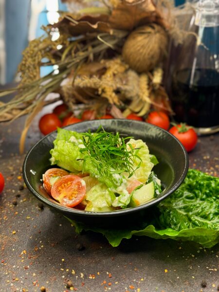 Svaigu dārzeņu salāti ar skābu krējumu