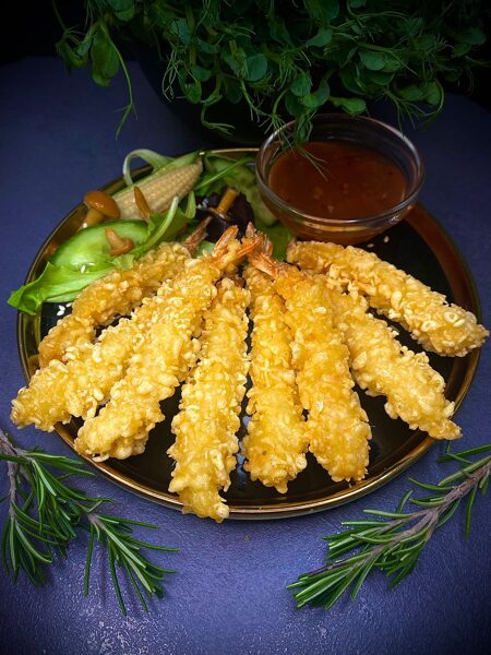 Tempura shrimps with sauce